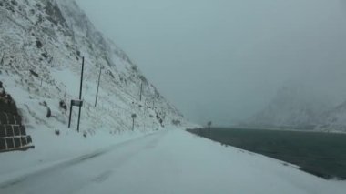 E10 kar fırtınası sırasında Norveç sürücü