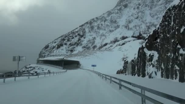 Fahrt auf der E10 während eines Schneesturms, Norwegen — Stockvideo