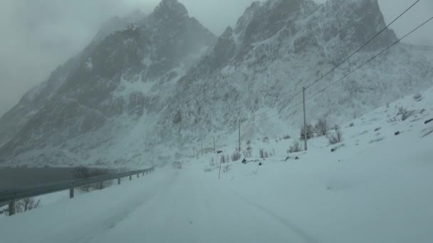 ノルウェー、吹雪の中に、E10 でドライブします。 — ストック動画