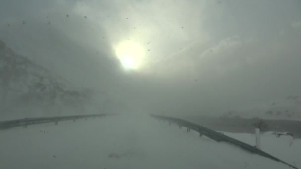 Rijden op de E10 tijdens een sneeuwstorm, Noorwegen — Stockvideo