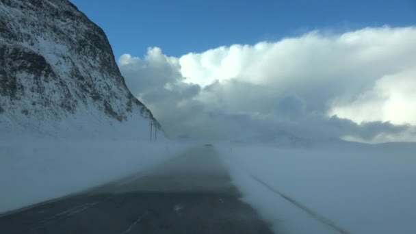 Conduzca en la E10 durante una ventisca, Noruega — Vídeo de stock