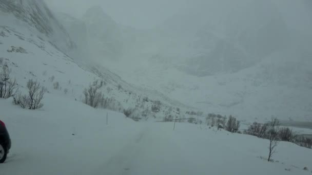 Fahrt auf der E10 während eines Schneesturms, Norwegen — Stockvideo
