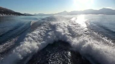 Motorlu bir tekne dalgalar