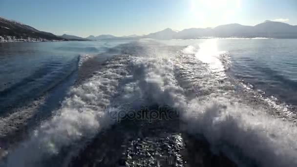 Ondas de um barco a motor — Vídeo de Stock