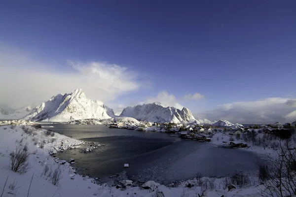 Rano w mieście Reine, na Lofotach, Norwegia — Zdjęcie stockowe