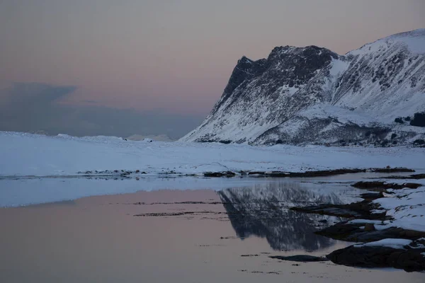 Avond in een meer bij Knutstad, Noorwegen — Stockfoto