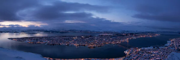 Blå timmen över Tromsö, Norge — Stockfoto