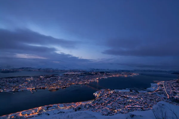 Blå timmen över Tromsö, Norge — Stockfoto