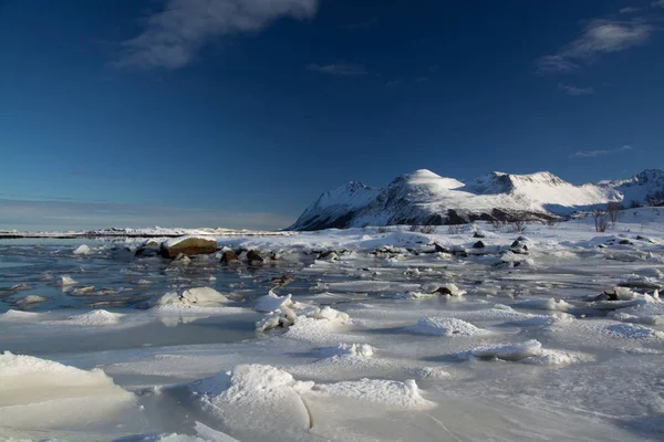 Fiorde congelado perto de Leknes, Lofoten, Noruega — Fotografia de Stock