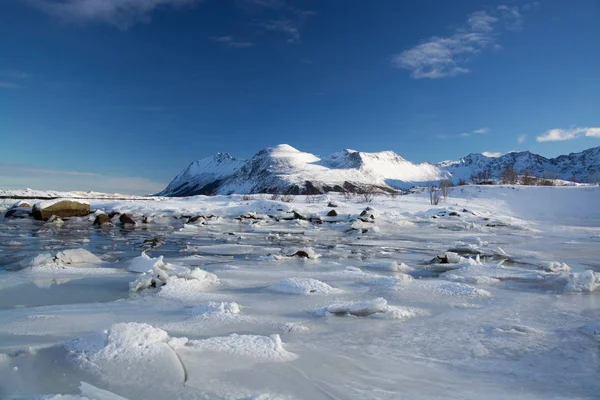 Fiorde congelado perto de Leknes, Lofoten, Noruega — Fotografia de Stock