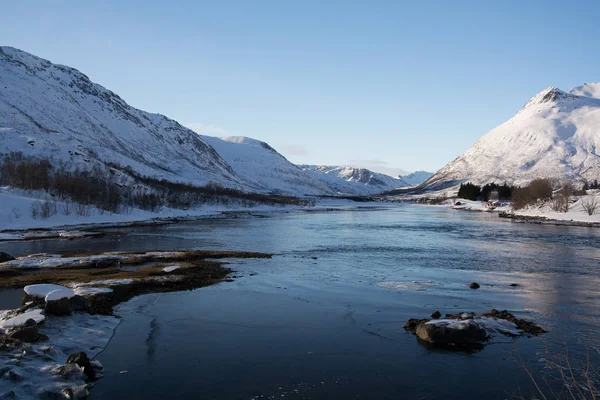 Nehir kenarında Vestpollen, Lofoten, Norveç — Stok fotoğraf