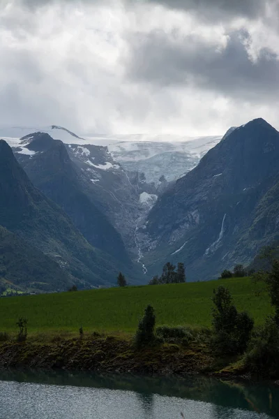 Lago perto de Briksdalsbreen, Sogn og Fjordane, Noruega — Fotografia de Stock