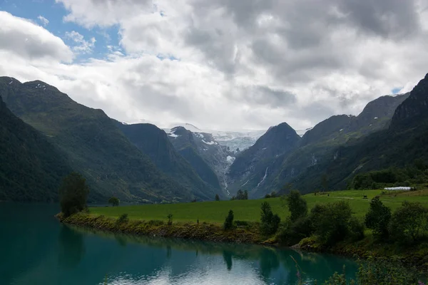 Lago cerca de Briksdalsbreen, Sogn og Fjordane, Noruega —  Fotos de Stock