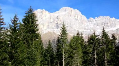 Rosengarten İtalyan Catinaccio, Kuzey İtalya'nın Dolomites bir massif grubudur.