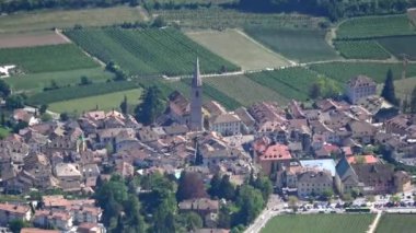 Kaltern bir der Weinstrasse, İtalyan Caldaro sulla Strada del Vino, South Tyrol, Kuzey Italya'nin bir yerleşim yeri olduğunu.