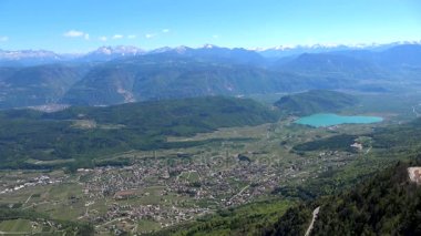 Kaltern bir der Weinstrasse, İtalyan Caldaro sulla Strada del Vino, South Tyrol, Kuzey Italya'nin bir yerleşim yeri olduğunu.