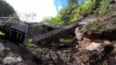 Harika bir doğal gözlük Rastenbach muhteşemdir, göl Kalterer, South Tyrol, İtalya,.