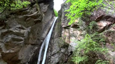 Harika bir doğal gözlük Rastenbach muhteşemdir, göl Kalterer, South Tyrol, İtalya,.
