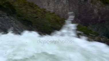 Video bir nehirde Caldes, South Tyrol, İtalya.