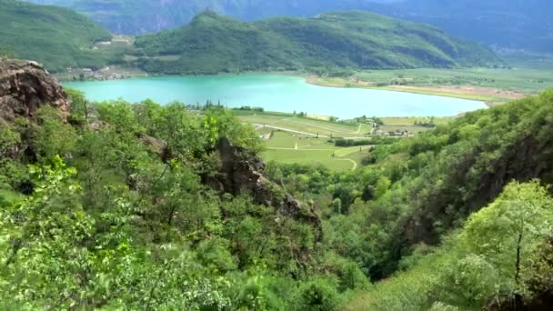ラーゴ Caldaro は南チロル イタリアの Kaltern の自治体にある湖である湖 Kaltern イタリア語です — ストック動画