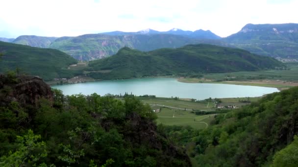 ラーゴ Caldaro は南チロル イタリアの Kaltern の自治体にある湖である湖 Kaltern イタリア語です — ストック動画