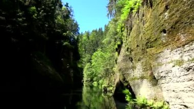 Kamnitz Gorge, Çek: Soutesky Kamenice, Almanca: Kamnitzklamm veya Edmundsklamm, bu kayalık vadide bohem İsviçre Çek Cumhuriyeti.