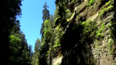 Kamnitz Gorge, Çek: Soutesky Kamenice, Almanca: Kamnitzklamm veya Edmundsklamm, bu kayalık vadide bohem İsviçre Çek Cumhuriyeti.