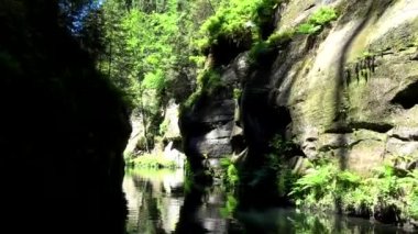 Kamnitz Gorge, Çek: Soutesky Kamenice, Almanca: Kamnitzklamm veya Edmundsklamm, bu kayalık vadide bohem İsviçre Çek Cumhuriyeti.