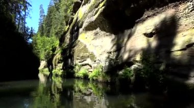 Kamnitz Gorge, Çek: Soutesky Kamenice, Almanca: Kamnitzklamm veya Edmundsklamm, bu kayalık vadide bohem İsviçre Çek Cumhuriyeti.