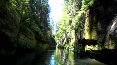 Kamnitz Gorge, Çek: Soutesky Kamenice, Almanca: Kamnitzklamm veya Edmundsklamm, bu kayalık vadide bohem İsviçre Çek Cumhuriyeti.