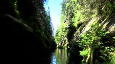 Kamnitz Gorge, Çek: Soutesky Kamenice, Almanca: Kamnitzklamm veya Edmundsklamm, bu kayalık vadide bohem İsviçre Çek Cumhuriyeti.