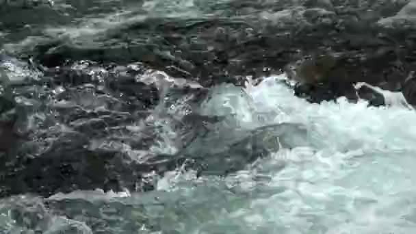 ノルウェーのオップラン県 Bjorli 町の近くの川ラウマ — ストック動画