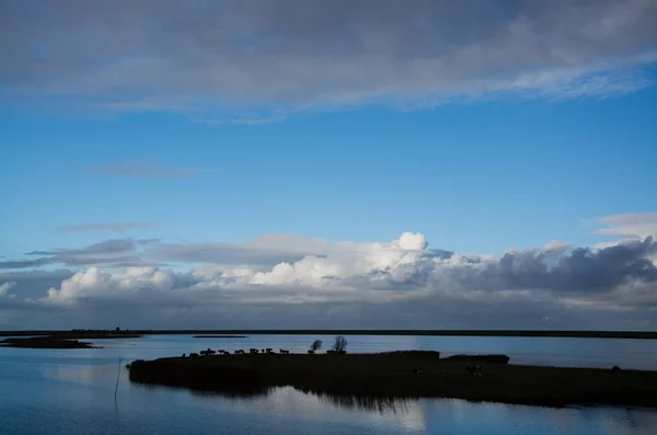 Dike a Greetsiel, Bassa Sassonia, Germania — Foto Stock