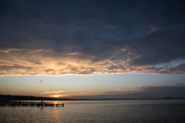 Захід сонця на березі озера Штайнхуде, Німеччина — стокове фото