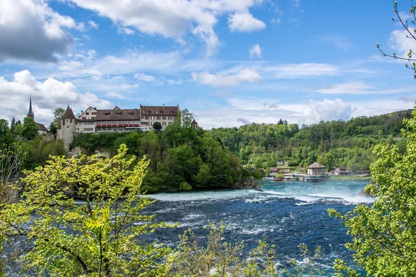 Κάστρο Laufen στους καταρράκτες του Ρήνου του Schaffhausen, Ελβετία — Φωτογραφία Αρχείου