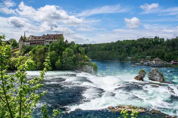 Hrad Laufen u Rýnských vodopádů v Schaffhausenu, Švýcarsko — Stock fotografie