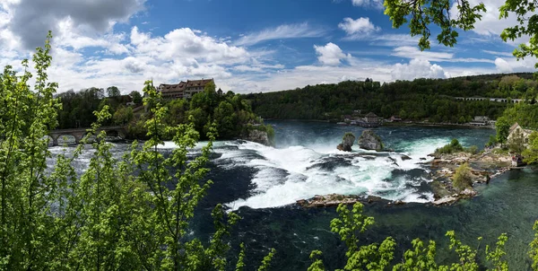 瑞士沙夫豪森莱茵河瀑布的劳芬城堡 — 图库照片