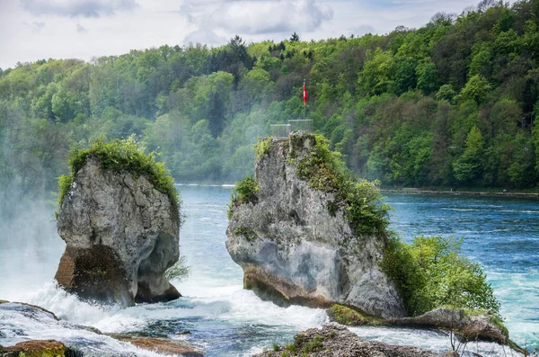 Castello di Laufen presso le cascate del Reno di Sciaffusa, Svizzera — Foto Stock