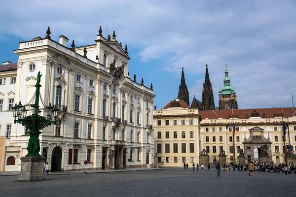 Istana Uskup Agung di Alun-Alun Hradschin, Praha, Republik Ceko Stok Lukisan  