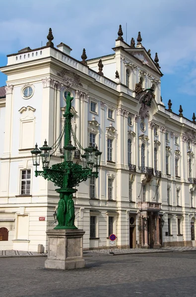 Istana Uskup Agung di Alun-Alun Hradschin, Praha, Republik Ceko Stok Gambar Bebas Royalti