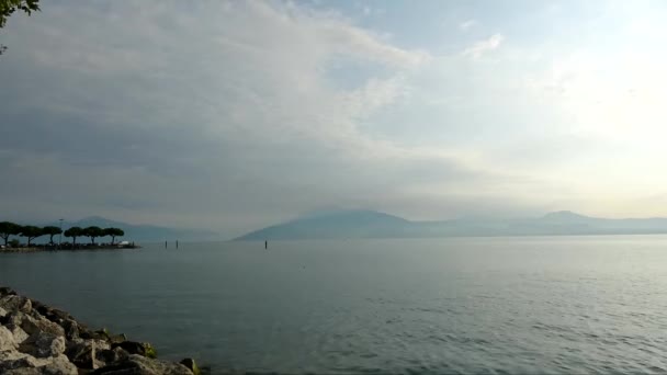 Λίμνη Garda Στη Λομβαρδία Είναι Μεγαλύτερη Λίμνη Στην Ιταλία — Αρχείο Βίντεο