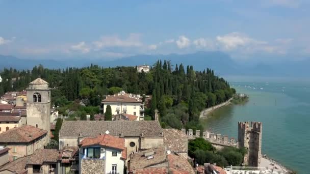 Sirmione Uma Cidade Província Bréscia Lombardia Tem Centro Histórico Que — Vídeo de Stock