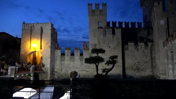 Zamek Scaligero Wzniesiony 1259 Roku Jest Rzadkim Przykładem Średniowiecznych Umocnień — Wideo stockowe