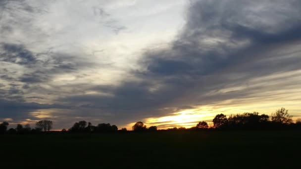 Vidéo d'un coucher de soleil près de Tangermuende, Allemagne, en octobre .