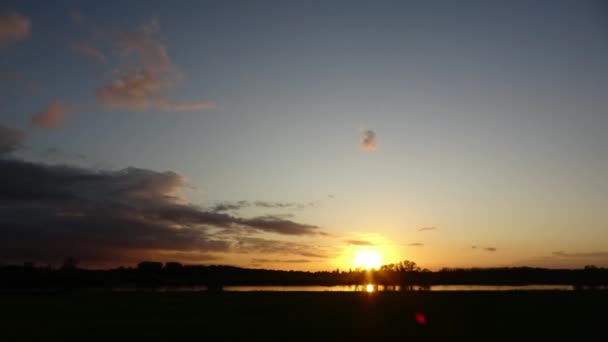 Vidéo d'un coucher de soleil près de Doemitz, en Allemagne, en octobre .