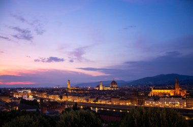 Ponte Vecchio, İtalya 'nın Floransa kentinde Arno Nehri üzerinde bulunan ortaçağ taşından bir kemer köprüdür.