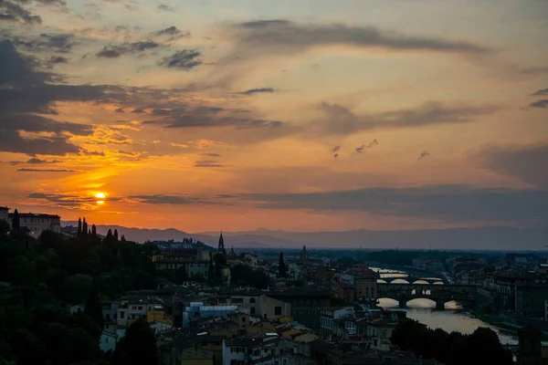 베키오 Ponte Vecchio 이탈리아 피렌체의 아르노 가로지르는 중세의 돌이다 — 스톡 사진