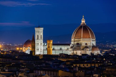 İtalyan Firenze 'si olarak adlandırılan Floransa, ortaçağ Avrupa ticaret ve finans merkezi ve o dönemin en zengin şehirlerinden biriydi. Birçok akademisyen ve Rönesans 'ın doğduğu yer olarak kabul edilir..