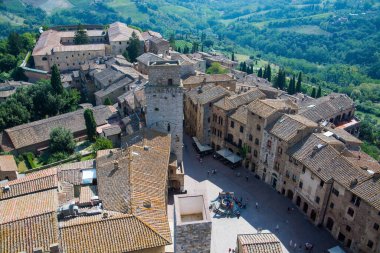San Gimignano İtalya 'nın Toskana eyaletinin Siena eyaletine bağlı küçük bir ortaçağ kasabasıdır. Güzel Kuleler Kasabası olarak bilinen San Gimignano, ortaçağ mimarisi ile ünlüdür.,