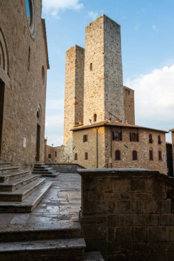 San Gimignano İtalya 'nın Toskana eyaletinin Siena eyaletine bağlı küçük bir ortaçağ kasabasıdır. Güzel Kuleler Kasabası olarak bilinen San Gimignano, ortaçağ mimarisi ile ünlüdür.,